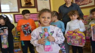 Depremzede çocuklara bayram hediyesi anaokulu öğrencilerinden
