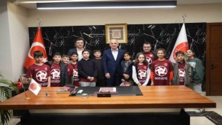 Depremzede çocuklara Ümraniyespor imzalı forma hediyesi