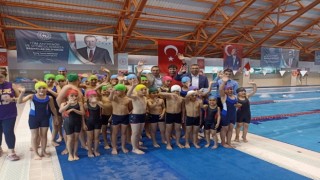 Depremzede çocuklara yüzme eğitimi