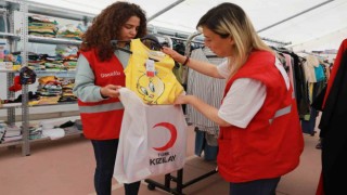 Depremzede çocukların bayramlıkları Kızılaydan