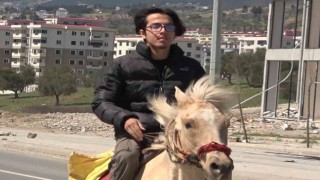 Depremzede genç, market alışverişine at ile gidiyor: Kanser hastası annesinin eli ayağı oluyor