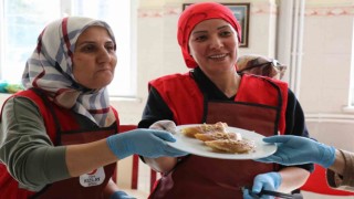 Depremzede kadınlar mutfağa girdi, ortaya çeşit çeşit lezzetler çıktı