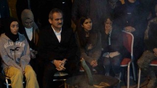 Depremzede öğrencilerden Bakan Özere türkülü karşılama