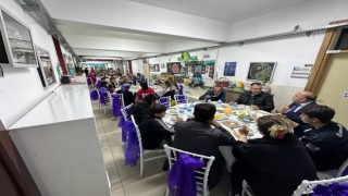 Depremzede veli ve öğrenciler okulda kurulan iftar sofrasında ağırlandı