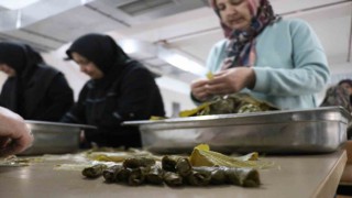 Depremzedeler bayram için Boluda yaprak sardı
