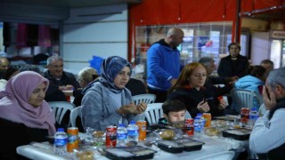 Depremzedeler iftar yemeğinde bir araya geldi