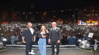Derya Uluğ Marmariste 23 Nisan konseri verdi