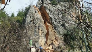 Devasa kaya deprem de yarıldı, artçılarda iyice açıldı tehlike arttı
