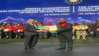 Devlet Üstün Fedakârlık Madalyasını Cumhurbaşkanı Yardımcısı Fuat Oktaydan aldı