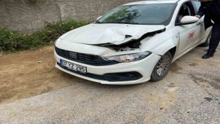 Devrilen iş makinesinin kepçesi otomobilin kaputunun üzerine düştü