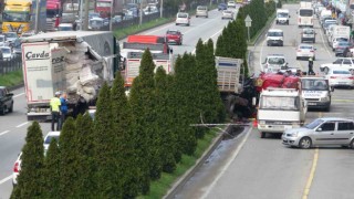 Devrilen kamyon karayolunu kapattı, zincirleme kaza oldu