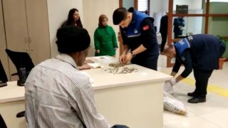 Dilencinin yarım günlük mesaisi: Üzerinden 2 bin 110 lira çıktı
