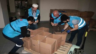 Diyanet Vakfı her gün özenle hazırladığı paketleri depremzedelere ulaştırıyor