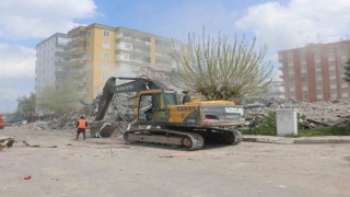 Diyarbakırda bir kısmı çöken binanın yıkımı tamamlandı