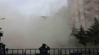 Diyarbakırda bir kısmı yıkılan bina çöktü