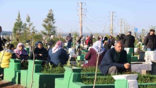 Diyarbakırda depremde hayatını kaybedenlerin yakınları bayram namazı sonrası mezarlarına ziyarette bulundu