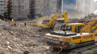 Diyarbakırda enkaz kaldırma çalışmaları devam ediyor