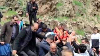 Diyarbakırda kayalıklardan düşen vatandaş helikopter ambulans ile araziden alındı