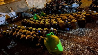 Dolandırıcılık yoluyla elde ettikleri 1,7 ton zeytinyağıyla yakalandılar