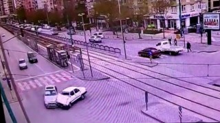 Dönüş yasağı bulunan kavşağa giren otomobilin kaza anı kamerada