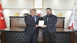 Dr. Gümüş, Yeni Yayınlanan Kitabını ZBEÜ Rektörü Özölçere takdim etti