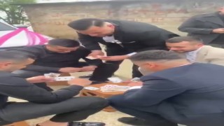 Düğün konvoyunun önünü kestiler, iskambil oynayıp bahşiş aldılar