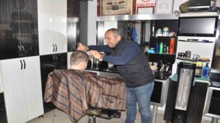 Dükkanındaki bir koltuğu depremzede berbere ayırdı