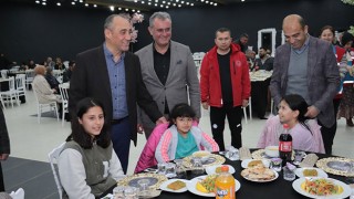 Düziçi Kaymakamı Turgay İlhan, öksüz ve yetim çocuklarla iftarda buluştu