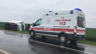 Edirnede ekmek yüklü kamyonet devrildi: Sürücü ve kardeşi araç camını kırarak çıkabildi