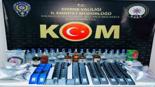 Edirnede kaçak ürünleri vücutlarına saran şüpheliler yakayı ele verdi