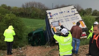 Edirnede kayganlaşan yolda tır tarlaya uçtu: 1 yaralı