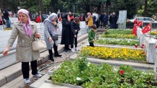 Edirnekapı Şehitliğinde buruk bayram