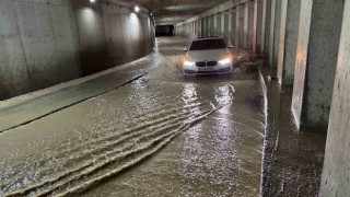 Elazığa şiddetli yağış: Rögarlar taştı, alt geçitleri su bastı