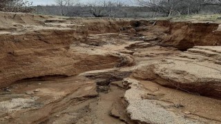 Elazığda aşırı yağışlar sonrası köy yolu yarıldı