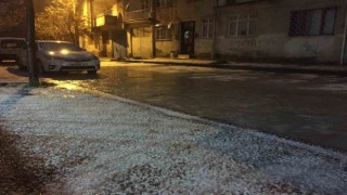 Elazığda dolu yağışı etkili oldu, iş yerlerini su bastı