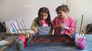 Elazığda ebru sanatı ile tanışan çocuklar büyük mutluluk yaşadı