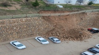 Elazığda istinat duvarı çöktü