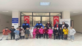 Elazığda öğrenciler polisleri unutmadı