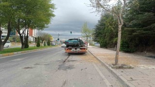 Elazığda otomobil ağaca çarptı: 1 yaralı