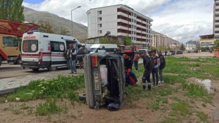 Elektrikli bisiklete çarpmamak için manevra yapan otomobil devrildi: 2 yaralı