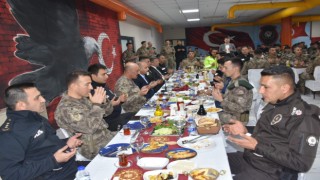 Emniyet Genel Müdürü Aktaş Özel Harekat Polisiyle sahur yaptı