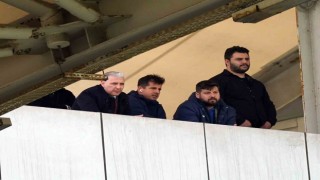 Emre Belözoğlu maçı tribünden takip etti