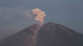 Endonezyadaki Semeru Yanardağında 16 patlama