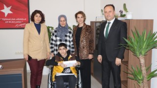 Engelli depremzede Ardaya tableti Başkan Tutuktan