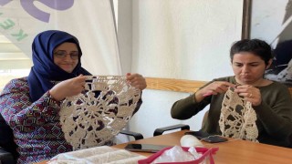 Engelli kadınlar ürettikleri el işi ürünlerle becerilerini geliştiriyor