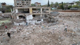 Enkazlardan kalan demir parçaları geçim kaynağı oldu