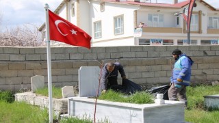 Ercişte bayram öncesi mezarlıklarda temizlik çalışması