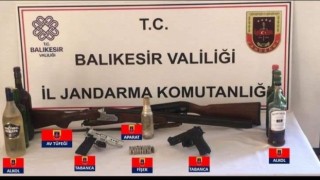Erdekte jandarmadan 3 eve eş zamanlı baskın