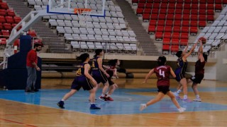 Erzincanda oynanan basketbol şampiyonasında liseliler ter döktü