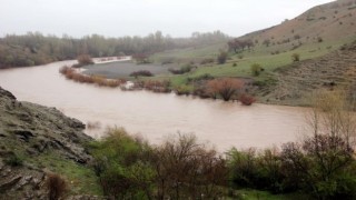 Erzincanda yağmur nehir debilerini artırdı